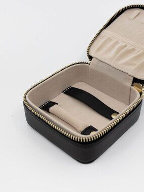 NWT Park and Buzz The Essential Jewelry Case in Black Leather